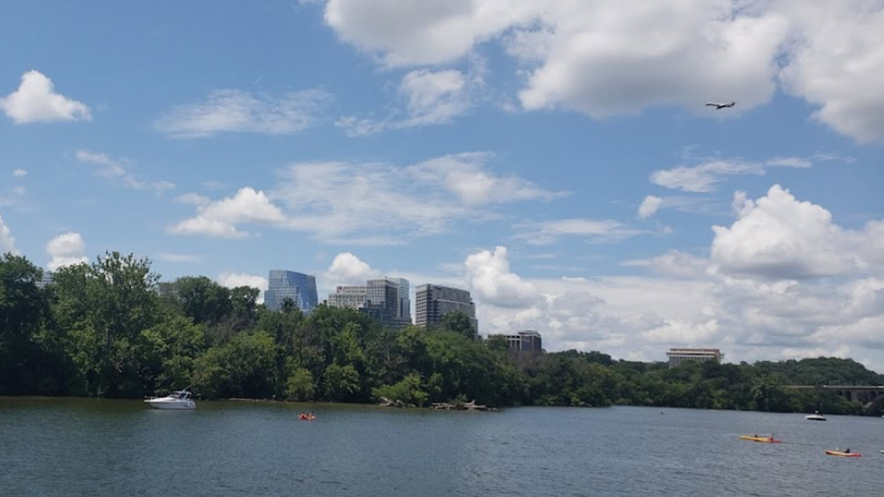 Potomac-River a large body of water with a city in the background